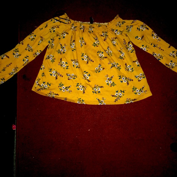 Girls Off the  shoulder shirt - Picture 2 of 2